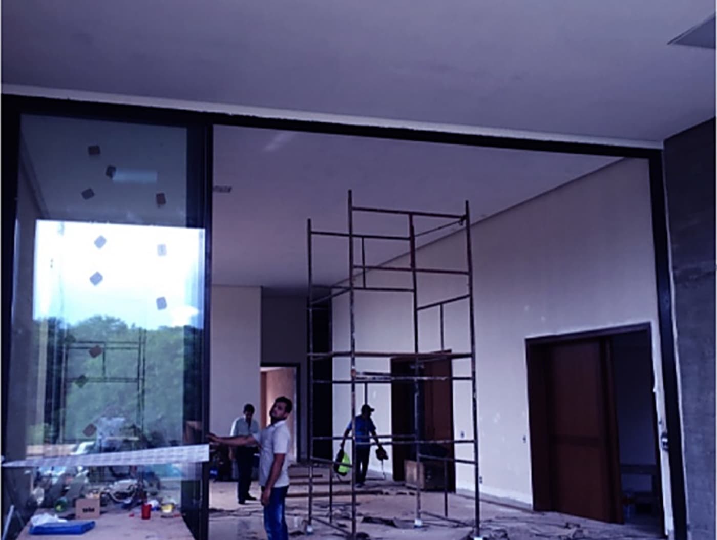 Equipe instalando esquadrias de alumínio e vidro em obra