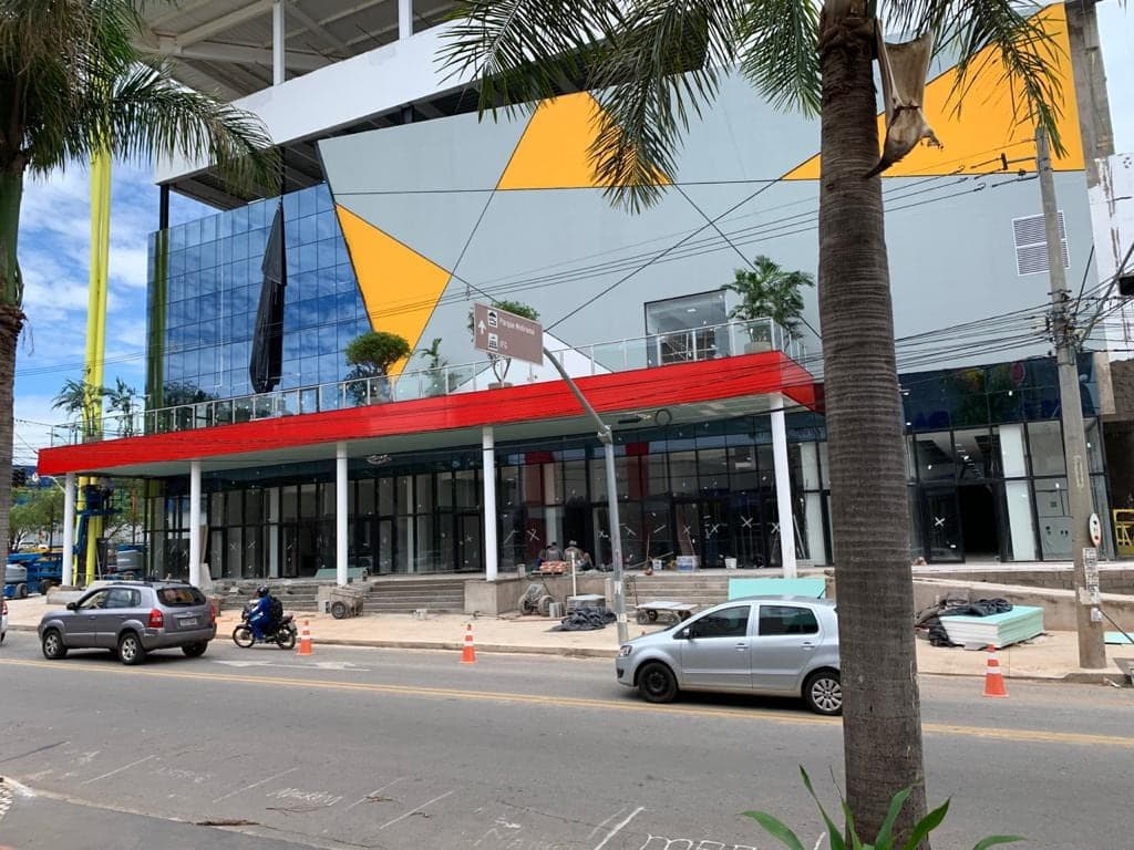Centro comercial com pele de vidro e térreo envidraçado