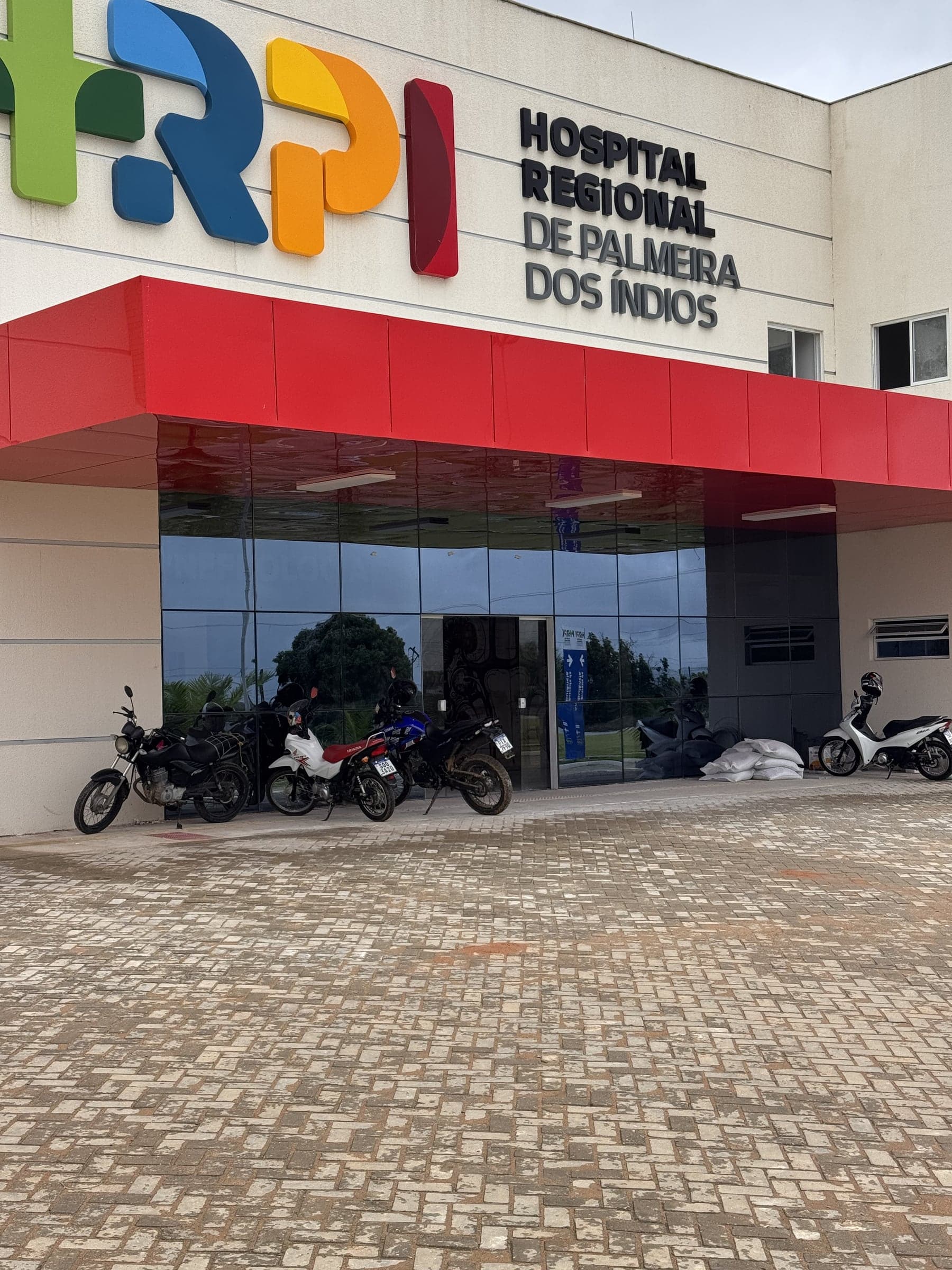 Entrada de hospital com fachada em vidro espelhado